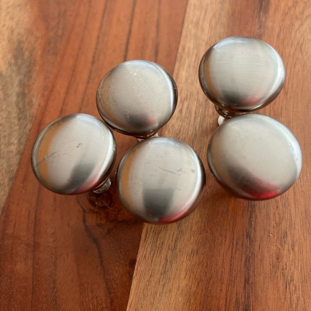 5 pull knobs for cabinet.